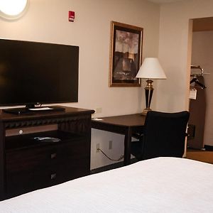 King Room Bath Tub Mobility Accessible or Non-Smoking